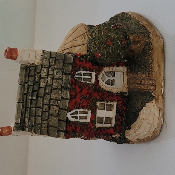 Vintage Lilliput- holly cottage 3.5"×3.5" - Picture 1 of 9